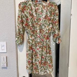 Super cute blouse with pleats in front and back, including a tie at the waist.